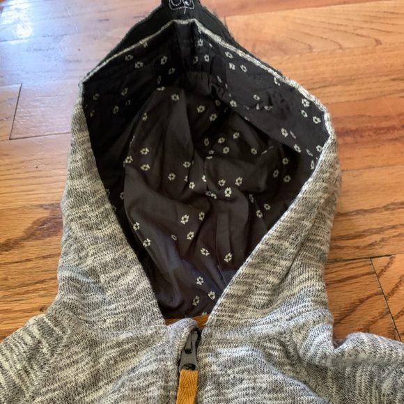 Gray Fox Zip Up Hoodie with Cozy Pockets and “Claws” on the sleeves!- NWOT - Picture 5 of 8